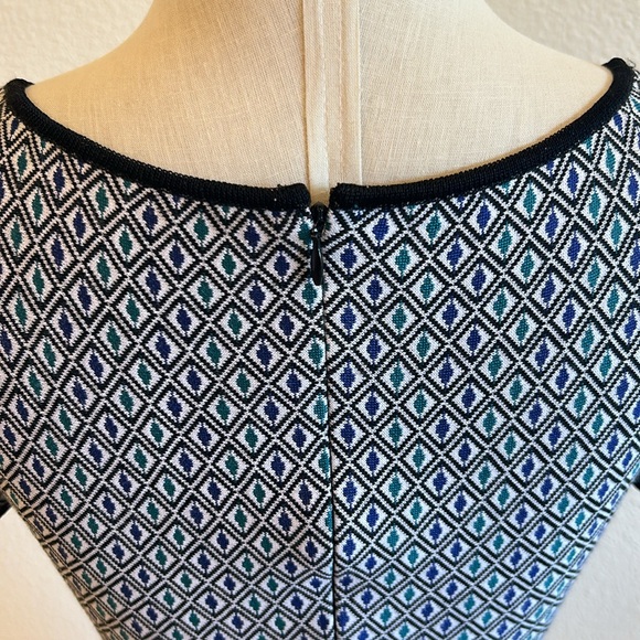 New! ST. JOHN Graduated Diamond Knit Dress - Picture 10 of 10